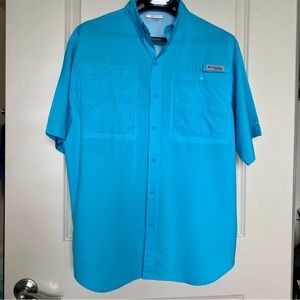 Columbia S/S button up with side vents on backside. Blue, 100% Polyester